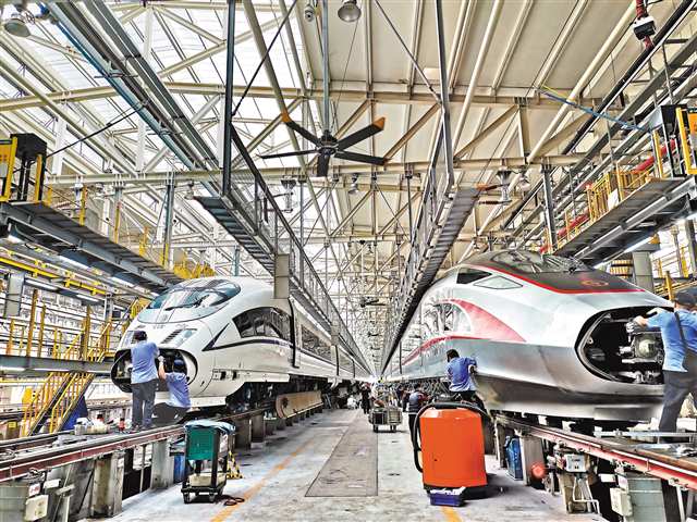 9月10日，重慶西動(dòng)車所，繁忙的動(dòng)車組秋季整修作業(yè)現(xiàn)場(chǎng)。通訊員 李各 攝/視覺重慶