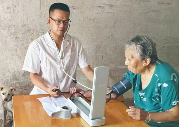 張繼勇為村民測量血壓。李達(dá)元攝