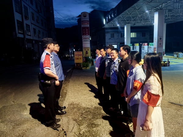 紅獅鎮(zhèn)網(wǎng)格夜巡小隊(duì)開展重點(diǎn)區(qū)域巡查。紅獅鎮(zhèn)供圖  網(wǎng)格賦能 智治體系“聚勢增效”