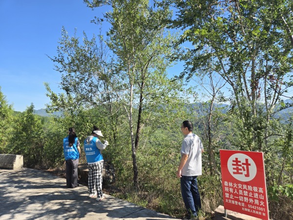 紅獅鎮(zhèn)網(wǎng)格員開展森林防護(hù)檢查和勸導(dǎo)。紅獅鎮(zhèn)供圖