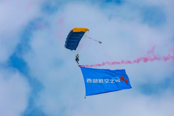 梁平機(jī)場(chǎng)跳傘基地。熊偉攝