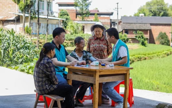 梁平區(qū)柏家中心衛(wèi)生院醫(yī)務(wù)人員在龍鳳村七組為村民進(jìn)行慢阻肺篩查。熊偉攝