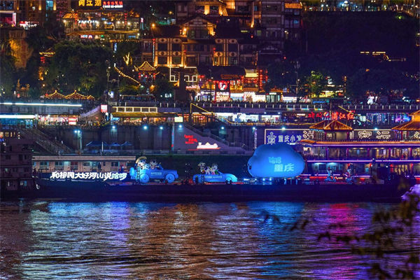 順流而下的“哈啰號”巡游船。哈啰供圖