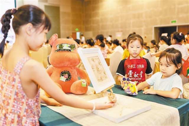 九月十四日，重慶科技館，小朋友們被可愛的榮昌夏布老虎吸引。記者 李雨恒 攝\視覺重慶