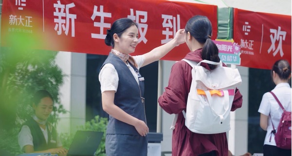 “知心姐姐”為入校新生提供服務(wù)。新大正供圖