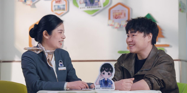 “知心姐姐”與學(xué)生無代溝交流。新大正供圖