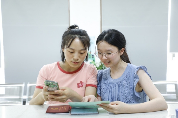 工作人員指導(dǎo)寶媽線上申領(lǐng)育兒補(bǔ)貼。魚嘴鎮(zhèn)供圖