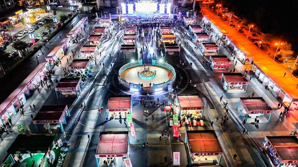 往屆萬州烤魚消費(fèi)季現(xiàn)場(chǎng)。萬州區(qū)商務(wù)委員會(huì)供圖