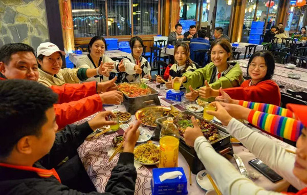 食客點贊萬州烤魚（資料圖）。萬州區(qū)委宣傳部供圖