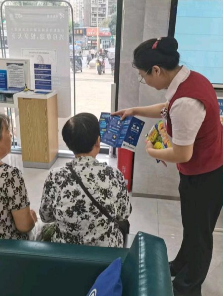 向客戶普及金融知識(shí)。興業(yè)銀行重慶永川支行供圖