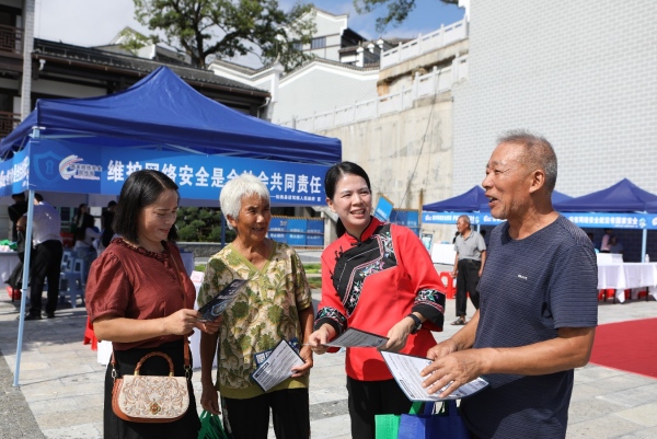 工作人員正在向群眾進(jìn)行網(wǎng)絡(luò)安全宣傳。胡程攝