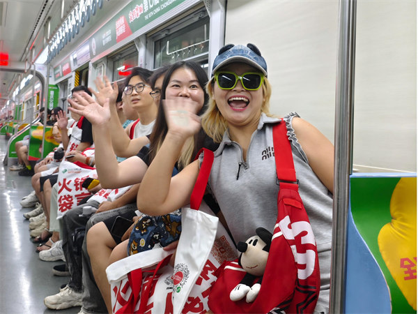 火鍋專(zhuān)列上的乘客熱情互動(dòng)。主辦方供圖