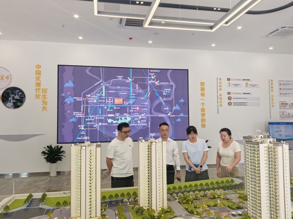 市民在售樓部了解住宅情況。徐雯瑄攝