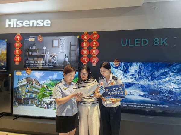 酉陽縣稅務局聯合縣市場監(jiān)督管理局組織人員走進商戶，講解公平競爭相關政策。董舟徑攝