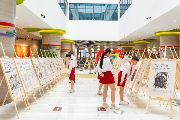 學(xué)生們參觀展覽。羅云希攝