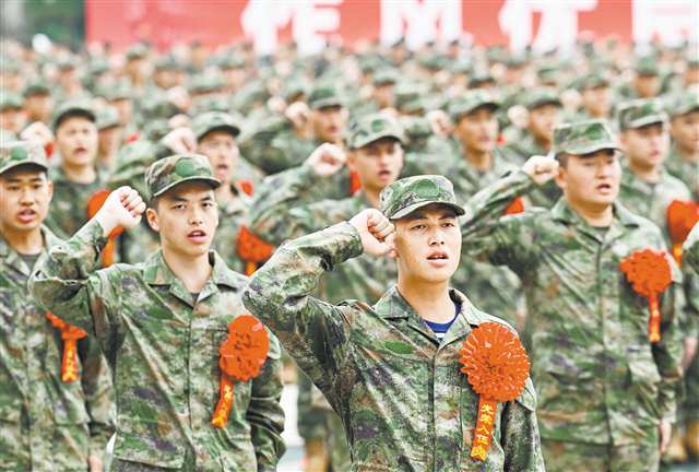 9月17日，重慶北站北廣場(chǎng)，全體新兵莊嚴(yán)宣誓。記者 張錦輝 攝/視覺(jué)重慶