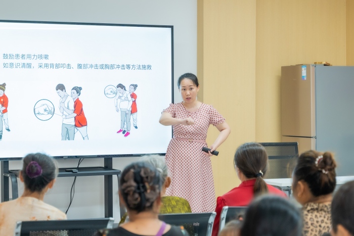 全國(guó)道德模范白時(shí)玲為群眾作健康知識(shí)科普講座。渝北區(qū)委宣傳部供圖