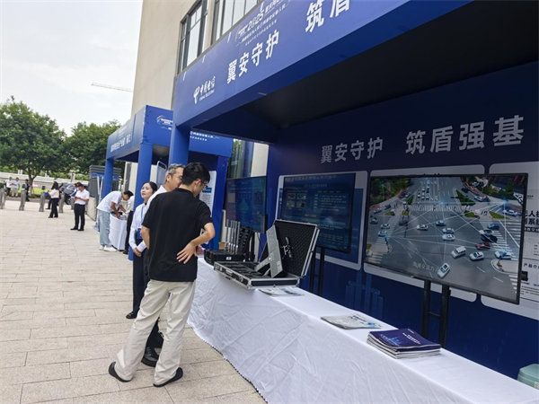 工作人員為用戶(hù)做演示和講解。中國(guó)電信重慶公司供圖