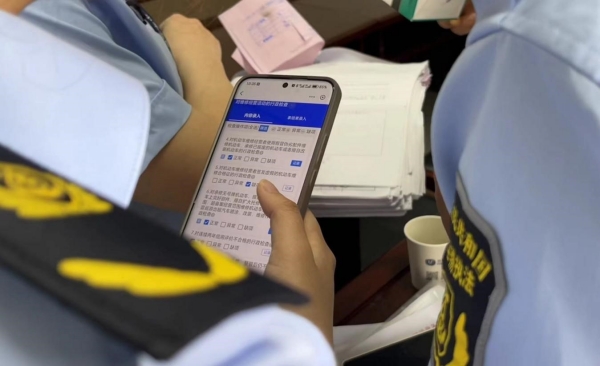 綦江區(qū)行政執(zhí)法人員使用“執(zhí)法+監(jiān)督”數(shù)智化平臺(tái)開展執(zhí)法檢查。受訪單位供圖