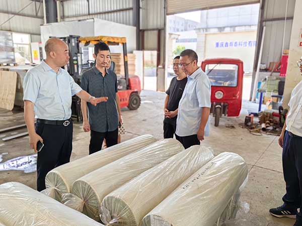 工行黔江分行為企業(yè)提供服務(wù)。重慶市委金融辦供圖