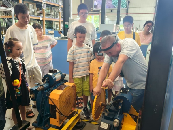 青少年在接受電梯安全科普。龍山街道供圖