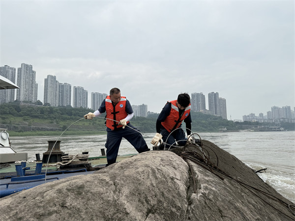 工作人員正在作業(yè)。長(zhǎng)江重慶航道局供圖