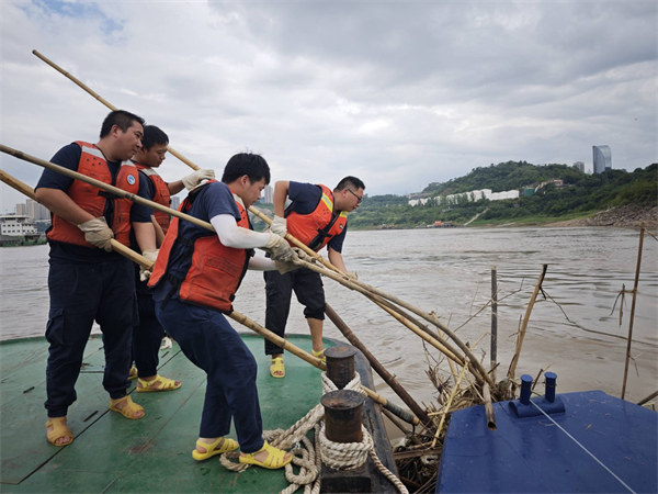 工作人員清除江上的漂浮物。長(zhǎng)江重慶航道局供圖