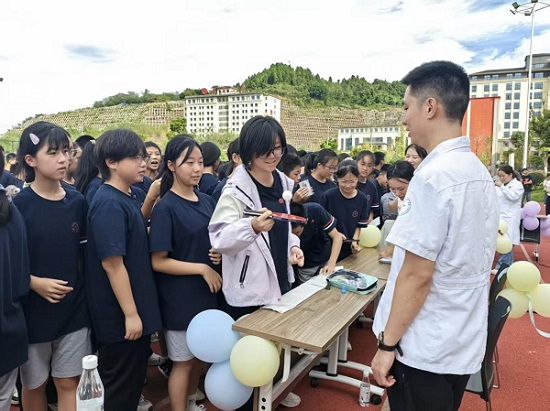 在重慶豐都育才中學(xué)，學(xué)生們參與“愛眼進(jìn)校園近視防控活動”。豐都縣人民醫(yī)院供圖