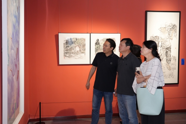 市民觀展。渝北區(qū)文化旅游委供圖