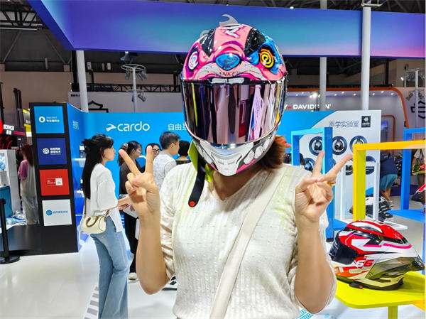 市民現(xiàn)場體驗(yàn)?zāi)ν熊囇b備。馬春鵬攝