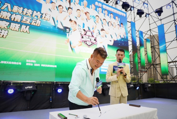 陳百祥現(xiàn)場(chǎng)互動(dòng)作畫(huà)。龔毅攝