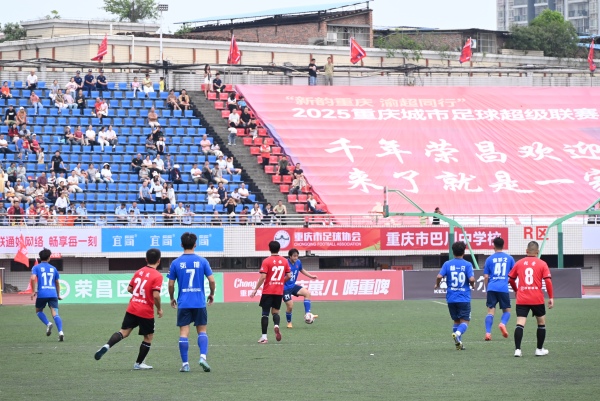 雙方球員在場(chǎng)上展開(kāi)激烈拼搶。李波攝