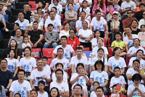 認(rèn)真觀賽的榮昌市民。李波攝