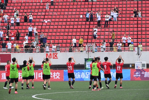 賽后，榮昌球員向觀眾鼓掌致敬。李波攝