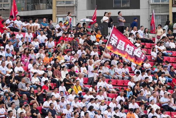 榮昌球迷揮舞“榮昌雄起”大旗，為主隊(duì)助威。吳汪洋攝