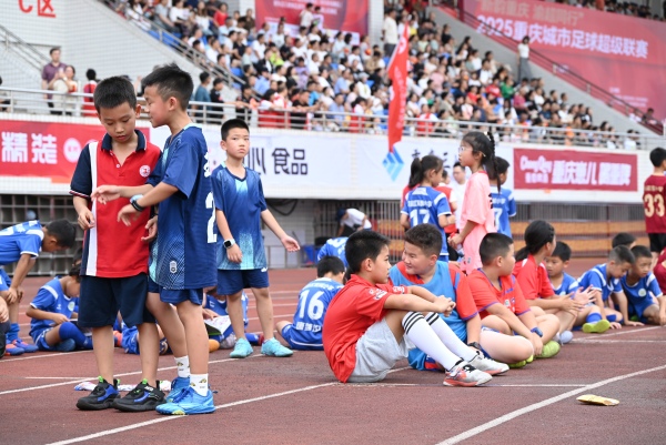觀賽球童。李波攝