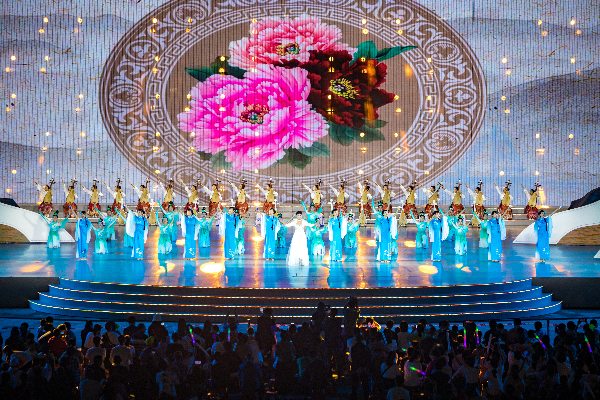 曲藝串燒《曲藝之花綻平湖》。侯本艷攝