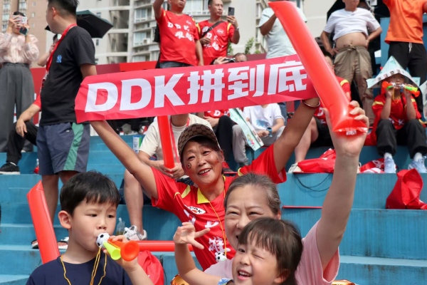 大渡口球迷揮舞“DDK拼到底”橫幅，為主隊助威。胥世鵬攝