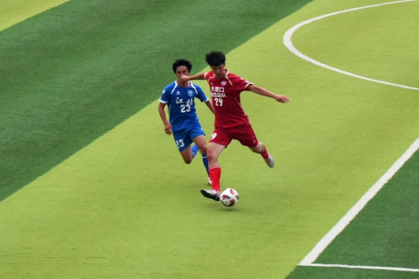 大渡口馨田戰(zhàn)隊球員積極拼搶，爭取更多球權(quán)。胥世鵬攝