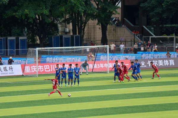 大渡口馨田戰(zhàn)隊獲得前場任意球。胥世鵬攝