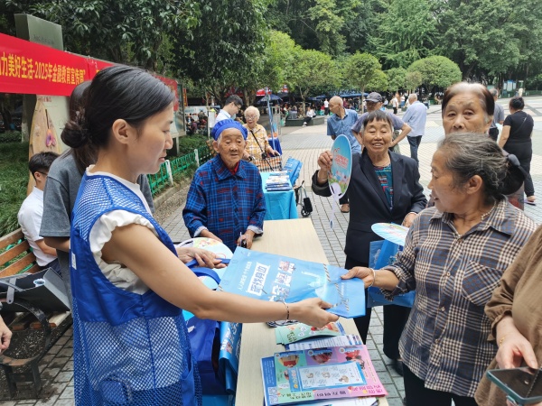 龍山路社區(qū)開展“同心共賀國慶節(jié) 清風(fēng)廉潔潤中秋”文化進(jìn)萬家暨“民族團(tuán)結(jié)進(jìn)步月”活動(dòng)。龍山街道供圖