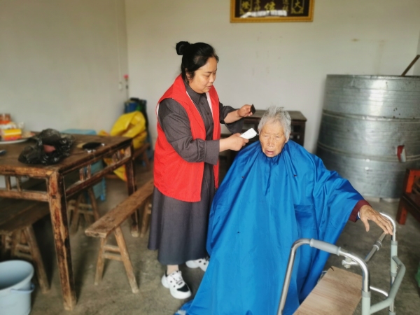 向仕花上門為困難老人剪發(fā)。袁穎攝