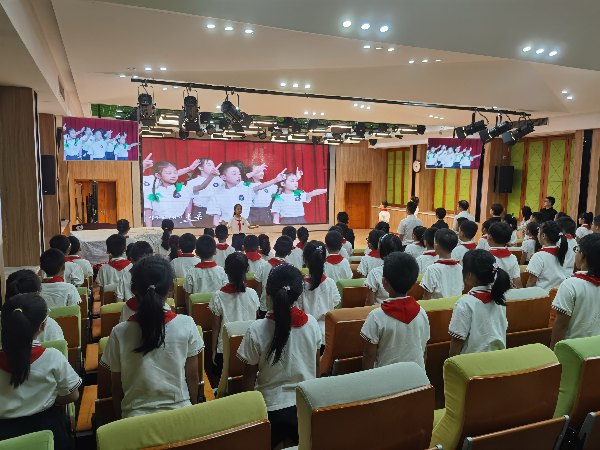 同學(xué)們合唱校歌。活動(dòng)主辦方供圖