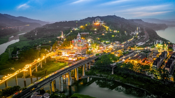 傍晚的美心紅酒小鎮(zhèn)。景區(qū)供圖