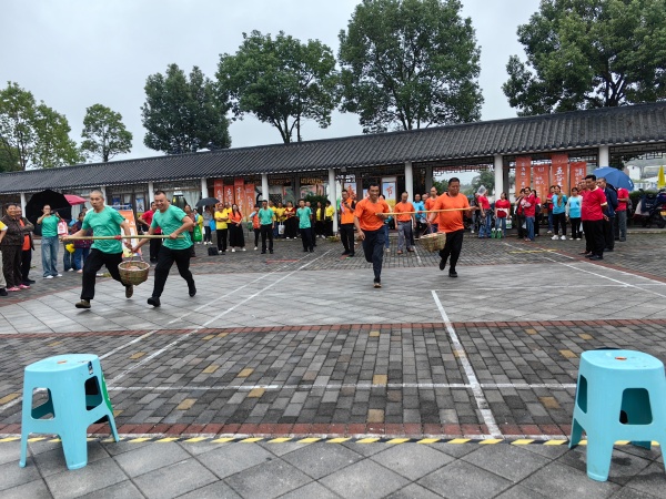 趣味運(yùn)動(dòng)會(huì)現(xiàn)場。鄧柳攝