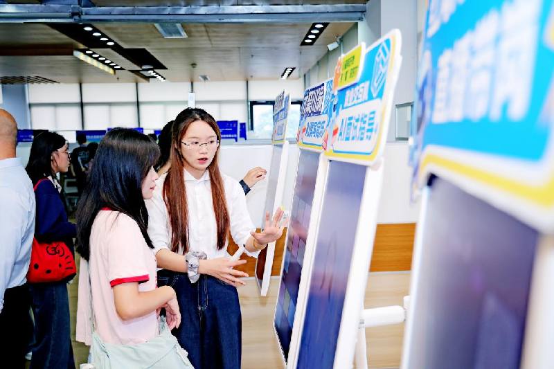 活動現(xiàn)場AI求職專區(qū)。重慶市人力資源開發(fā)服務中心供圖