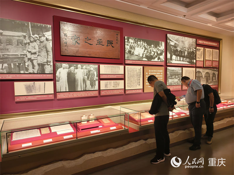 觀眾在中國民主黨派歷史陳列館參觀。人民網(wǎng) 陳琦攝