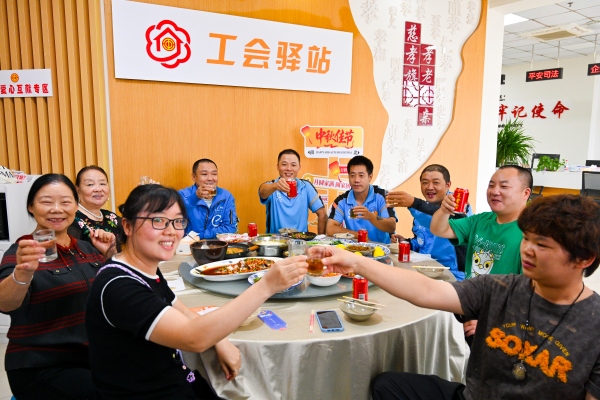 龍山街道旗龍路社區(qū)工會邀請新就業(yè)形態(tài)勞動者參加百家宴活動。龍山街道供圖