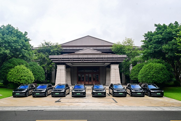 市長顧問團(tuán)會(huì)議指定用車——問界M9。重慶市商務(wù)委供圖