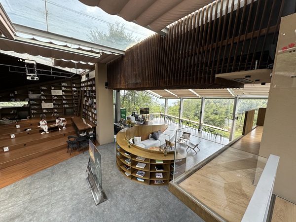 村里的烤煙房改造成咖啡館和圖書(shū)館，成為游客打卡地。莢天宇攝